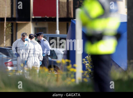 Gardai sul luogo di una sparatoria fatale nella zona di Clongriffin di Dublino questo pomeriggio. Foto Stock