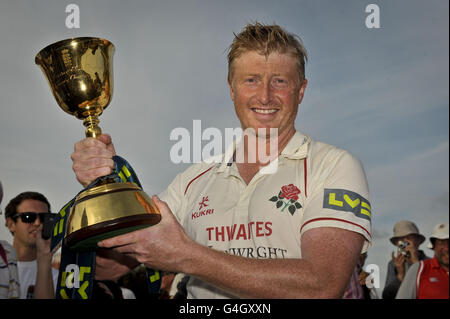 Il capitano della squadra del Lancashire Glen Chapple festeggia con il Trofeo del campionato della contea del LV durante la partita della Divisione uno al terreno della contea di Taunton. Foto Stock