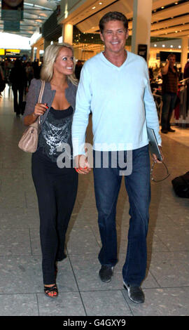 David Hasselhoff cammina attraverso il Terminal 5 dell'aeroporto di Heathrow con la fidanzata Hayley Roberts, mentre si preparano a volare in Sud Africa. Foto Stock