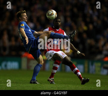 Calcio - UEFA Europa League - Gruppo H - Birmingham City / Braga - St Andrews Stadium. Wade Elliott (a sinistra) e Ederson Echiejile di Braga Foto Stock