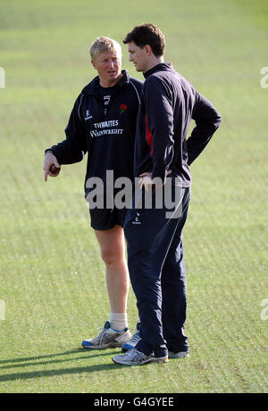 Cricket - Liverpool Victoria County Championship - Divisione uno - giorno due - Somerset / Lancashire - County Ground. Il fisioterapista del Lancashire Sam Byrne (a destra) chiacchiera con il capitano della squadra Glen Chapple Foto Stock