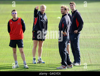 Capitano della squadra di cricket Lancashire Glen Chapple (seconda a sinistra) indica qualcosa ai suoi compagni di squadra durante il riscaldamento Foto Stock