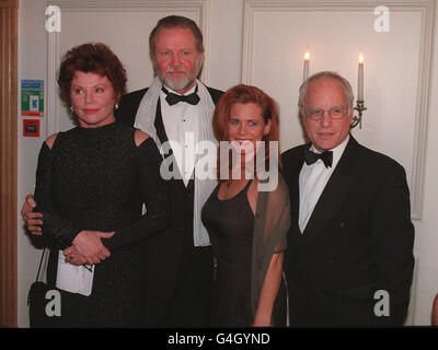 Attori americani L/r: Marsha Mason, Jon Voight e Richard Dreyfuss (a destra, con la moglie accanto a lui), durante la serata Standard British Film Awards per il 1998, al Savoy Hotel di Londra. Foto Stock