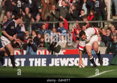 L'inglese Dan Luger segna il secondo tentativo dell'Inghilterra durante la partita di rugby della Calcutta Cup contro la Scozia a Twickenham come parte del Five Nations Championship. Il punteggio finale è stato England 24, Scotland 21. Foto Stock