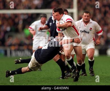 Il britannico Dan Luger è affrontato da Paul Burnell della Scozia durante la loro partita di rugby della Calcutta Cup a Twickenham come parte del Campionato delle cinque nazioni. Foto Stock