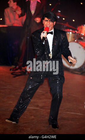 PA NEWS 30/11/98 LENNY BEIGE SUONA SUL PALCO AL CRITERION THEATRE DI LONDRA DURANTE UNA SFILATA DI CACCIA A WILLIAM. Foto Stock