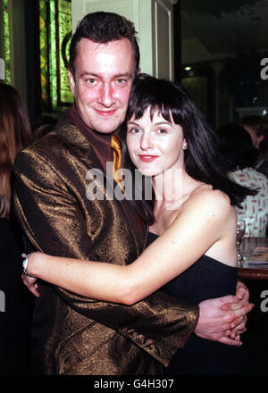 PA NEWS 30/11/98 STEPHEN TOMPKINSON E DERVLA KIRWAN AL CRITERION THEATRE DI LONDRA PER UNA SFILATA DI MODA WILLIAM HUNT. Foto Stock