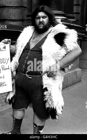 PA NEWS PHOTO 23/7/81 FOOT AND 40 STONE WRESTLER GIGANTESCO HAYSTACKS (VERO NOME MARTIN RUANE). Foto Stock