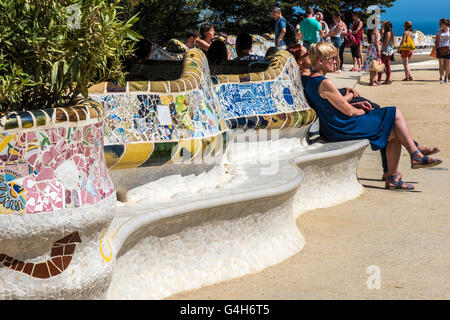 Mosaico multicolore banco a Park Guell, Barcellona, in Catalogna, Spagna Foto Stock