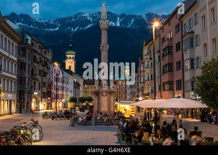 Vista notturna di Maria-Theresien-Strasse o Maria Teresa Street, Innsbruck, in Tirolo, Austria Foto Stock