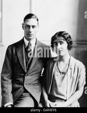 Il Principe Alberto, Duca di York, (in seguito Re Giorgio VI) con Lady Elizabeth Bowes-Lyon, (in seguito Regina Elisabetta) durante la loro lunga corte. Sono impegnati ad essere sposati. Foto Stock