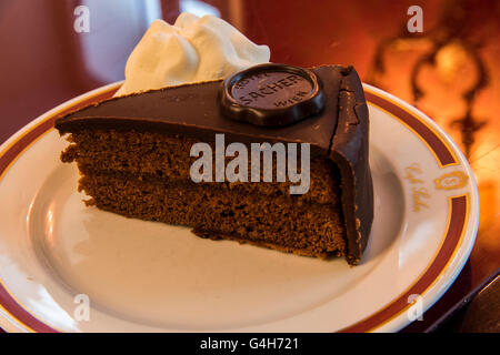 L'originale Sachertorte torta al cioccolato servita presso il Cafe Sacher, Innsbruck, in Tirolo, Austria Foto Stock