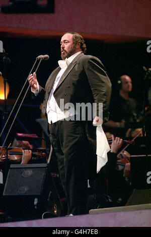 Il cantante lirico italiano Luciano Pavarotti durante il suo concerto all'aperto ad Hyde Park. Foto Stock