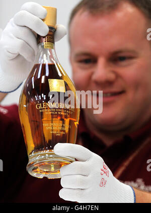 Il controller di qualità Barry Cordiner tiene una bottiglia di whisky nel nome del Duca di York mentre sua altezza reale visitò il nuovo impianto di imbottigliamento Glenmorangie a Livingston, West Lothian. Foto Stock