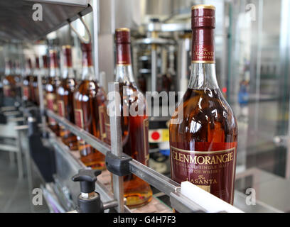 Una bottiglia di Glenmorangie whisky sulla linea di imbottigliamento presso il nuovo impianto di imbottigliamento di Glenmorangie a Livingston, West Lothian. Foto Stock