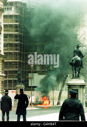 Il fumo si sentiva in bilico da un furgone in fiamme a Whitehall, Londra, dopo un attacco di mortaio a Downing Street, a 15 metri da una stanza in cui il primo ministro John Major stava incontrando il suo gabinetto. Nessuno è stato ferito. Foto Stock