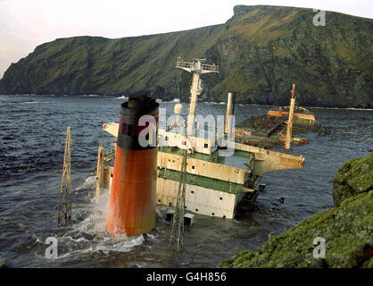 PETROLIERA BRAER. PA NEWS PHOTO 6/1/93 la petroliera Braer, che si è arenata al largo della costa delle Shetland. Foto Stock