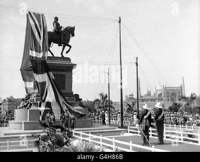 Il Principe del Galles alla cerimonia di inaugurazione del Re Edoardo VII Memorial a Delhi, India durante il suo tour del giappone e dell'Oriente. Al suo fianco c'è il viceré dell'India, il Signore Chelmsford. La tavoletta di questo memoriale fu posta in posizione da Re Giorgio V dieci anni fa. Oltre c'è la Moschea Jama Masjid. Foto Stock