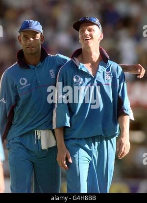 Il bowler dell'Inghilterra Dean Headley (a sinistra) mette il suo braccio intorno alle spalle del compagno di bowler Alan Mullally mentre camminano fuori al cambio di inning che ha lasciato lo Sri Lanka il 7 per 207 al Gabba a Brisbane oggi (Lunedi). Foto di BEN CURTIS/PA. **EDI** Foto Stock