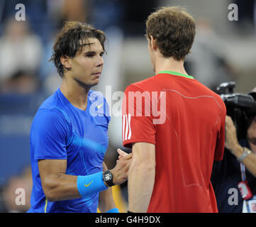 Andy Murray (a sinistra) della Gran Bretagna scuote la mano con Rafael Nadal della Spagna dopo che Nadal ha vinto il loro incontro semi finale durante il tredici° giorno degli US Open a Flushing Meadows, New York, USA. Foto Stock