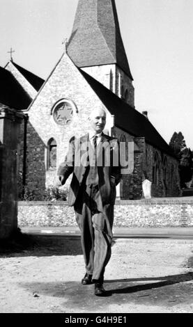 PA Libary foto datata 15.8.63 Lord Denning a Whitehurch Hampshire. Lord Denning festeggia il suo centesimo compleanno domani (sabato), si prevede che segnerà l'occasione a casa con la famiglia e gli amici, ma il coro Basingstoke Male Voice sarà a disposizione per un tributo corale e ci sarà un peal di campane dalla chiesa parrocchiale locale. Lord Denning è stato uno dei più grandi giudici del XX secolo. Vedi la storia di PA SOCIALE Denning. Foto PA. Foto Stock