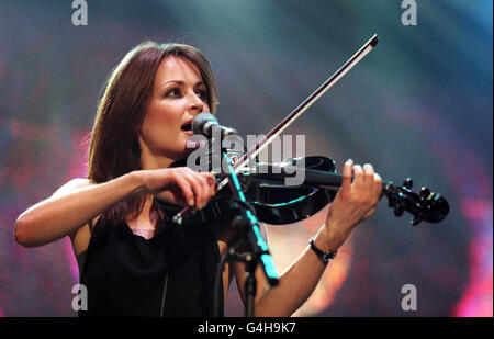 Sharon Corr si esibisce sul palco durante un concerto dei "Corrs" alla Wembley Arena di Londra. Foto Stock