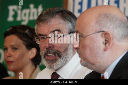 Mary Lou McDonald TD di Sinn Fein (sinistra - destra), leader Gerry Adams e Caoimhghin o Caolain parlano con i media allo Shelbourne Hotel di Dublino mentre il team di Sinn Fein nel Dail e Seanad si incontrano prima della ripresa del Dail Term. Foto Stock