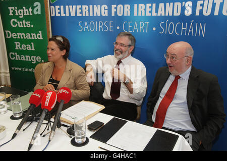 Mary Lou McDonald TD di Sinn Fein (sinistra - destra), leader Gerry Adams e Caoimhghin o Caolain parlano con i media allo Shelbourne Hotel di Dublino mentre il team di Sinn Fein nel Dail e Seanad si incontrano prima della ripresa del Dail Term. Foto Stock