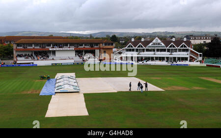 Cricket - Liverpool Victoria County Championship - Divisione uno - giorno due - Somerset / Lancashire - County Ground. Le coperture di pioggia si trovano sul campo dopo la pioggia si ferma giocare prima del pranzo in lui partita tra Somerset e Lancashire Foto Stock