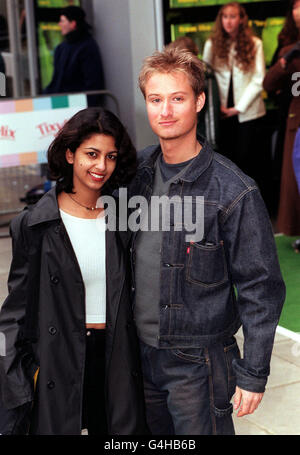 I presentatori di Blue Peter Konnie Huq e Stuart Miles partecipano alla prima del film di Walt Disney 'A Bug's Life', presso l'Odeon Kensington di Londra. Foto Stock