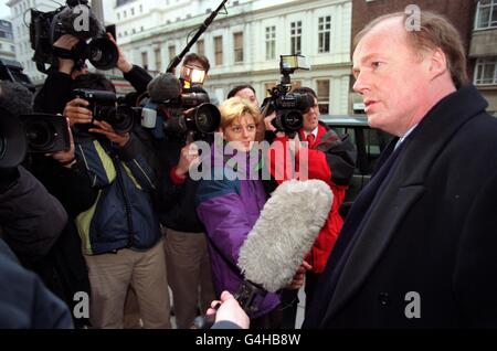 David Davies, direttore esecutivo della Football Association, affronta i media quando arriva al quartier generale della fa a Lancaster Gate, Londra, seguendo le osservazioni dell'allenatore inglese Glenn Hoddle questo fine settimana sulle persone disabili. Il lavoro dell'onorevole Hoddle è in pericolo. Foto Stock