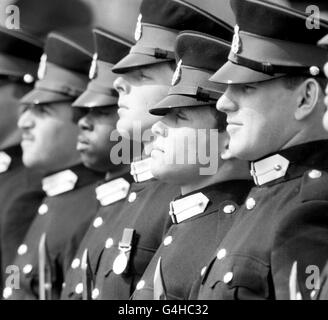 Il Principe Abdullah (seconda a destra), figlio di Re Hussein di Giordania, e altri cadetti si levano in attenzione durante la Parata del Sovrano alla Royal Military Academy, Sandhurst. Il re Hussein rappresentò la regina alla parata e vide suo figlio uscire dall'Accademia, la terza generazione della sua famiglia a farlo dal padre, il re Talal. Foto Stock