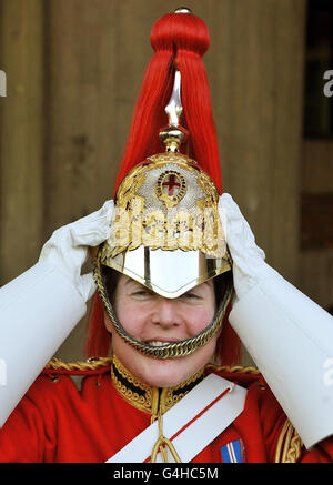 Warrant Officer Classe 1 Esther Freeborn regola il suo casco sul campo della parata per i media, prima di prendere il suo appuntamento come prima donna Bandmaster in Life Guards, presso le loro caserme Knightsbridge nel centro di Londra. Foto Stock