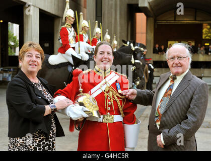 Warrant Officer di Classe 1 Esther Freeborn si alza con i suoi genitori Elaine e Tom sulla Parade Ground for the Media, prima di prendere il suo appuntamento come prima donna Bandmaster nelle Life Guards, presso la loro Knightsbridge Barracks nel centro di Londra. Foto Stock