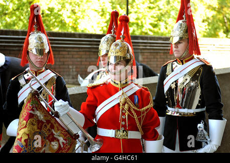 Warrant Officer Class 1 Esther Freeborn si trova in piedi con altri soldati sul campo della parata per i media, prima di prendere la sua nomina come la prima donna Bandmaster in Life Guards, presso le loro caserme Knightsbridge nel centro di Londra. Foto Stock