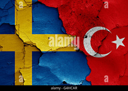 Bandiere di Svezia e Turchia dipinta sulla parete incrinato Foto Stock