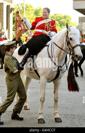 Warrant Officer Class 1 Esther Freeborn ha le sue scarpe spinte da un collega mentre è montata, prima di prendere il suo appuntamento come prima donna Bandmaster in Life Guards, presso le loro caserme Knightsbridge nel centro di Londra. Foto Stock