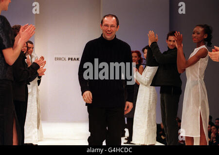 Il Fashion Designer Errol Peak riceve applaudes dopo il suo spettacolo al Royal Horticultural Halls, durante la London Men's Fashion Week. Foto Stock