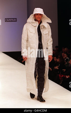 Un modello presenta un cappotto bianco con cappuccio della Collezione di Moda Errol Peak presso i Royal Horticultural Halls, durante la settimana della Moda maschile di Londra. Foto Stock