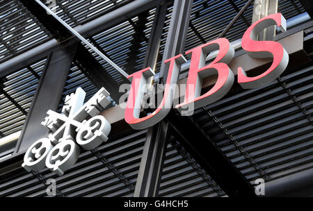 Una visione generale degli uffici della banca d'investimento UBS a Londra, come il gruppo bancario svizzero UBS ha rivelato che un operatore non autorizzato gli aveva costato circa due miliardi di dollari (1.3 miliardi). Foto Stock