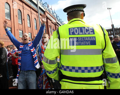 La polizia guarda i fan dei Rangers arrivare fuori terra prima della partita della Clydesdale Bank Scottish Premier League all'Ibrox Stadium, Glasgow. Foto Stock