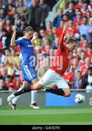 Calcio - Barclays Premier League - Manchester United / Chelsea - Old Trafford. Phil Jones (a destra) del Manchester United è stato imbrogato da Fernando Torres del Chelsea Foto Stock