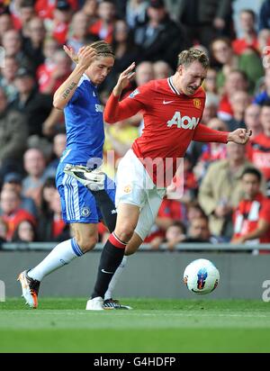 Calcio - Barclays Premier League - Manchester United / Chelsea - Old Trafford. Phil Jones (a destra) del Manchester United è stato imbrogato da Fernando Torres del Chelsea Foto Stock