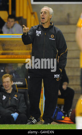 Mick McCarthy, direttore di Wolverhampton Wanderers, sulla linea touch durante la Carling Cup, terza partita a Molineux, Wolverhampton. Foto Stock