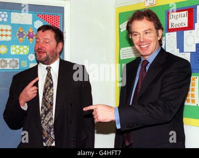 Il primo ministro Tony Blair (destra) e il suo segretario all'istruzione David Blunkett, durante la loro visita alla Chiswick Community School nella zona ovest di Londra questa mattina (giovedì), prima del lancio di un Libro verde del governo sul futuro della professione d'insegnamento. Vedi PA Story EDUCATION Pay. Foto di Fiona Hanson. Foto Stock