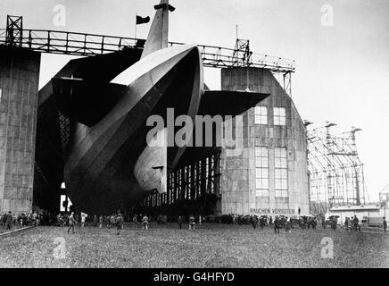 PA NEWS PHOTO 12/8/29 L'AERONAVE GRAF ZEPPELIN TORNA A CASA AL SUO HANGAR A FRIEDRICHSHAFEN IN GERMANIA Foto Stock