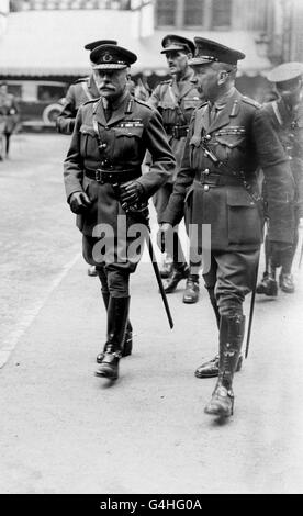 Il maresciallo Sir Douglas Haig (a sinistra), comandante dell'esercito britannico sul fronte occidentale durante la prima guerra mondiale, e il generale Sir Henry Rawlinson lasciarono la Guildhall di Londra, dopo la visita del re George V e della regina Maria. Foto Stock