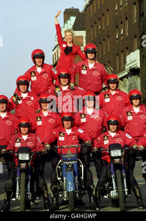 Il modello Tamara Beckwith entra a far parte del Royal Artillery's Motorcycle Display Team durante il pareggio annuale di beneficenza in aiuto dell'Associazione soldati, marinai, Airmen e famiglie (SSAFA). Foto Stock