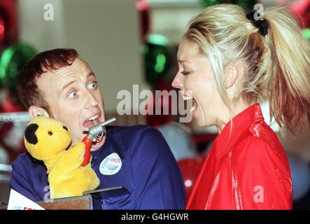 Il presentatore della TV Richard Cadell e Sooty tengono il modello Tamara Beckwith a bay, all'odierno (lunedì) tiraggio annuale di carità in aiuto dei soldati, dei marinai, dell'Airmen e dell'associazione delle famiglie (SSAFA). Foto di Stefan Rousseau/PA Foto Stock