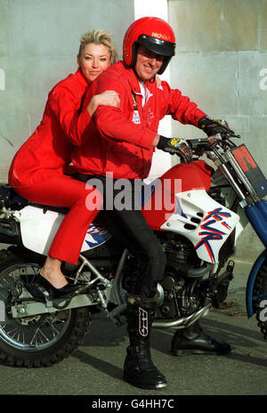 Il modello Tamara Beckwith entra a far parte del Royal Artillery's Motorcycle Display Team durante l'annuale tiraggio benefico in aiuto dell'Associazione soldati, marinai, Airmen e famiglie (SSAFA). Foto Stock